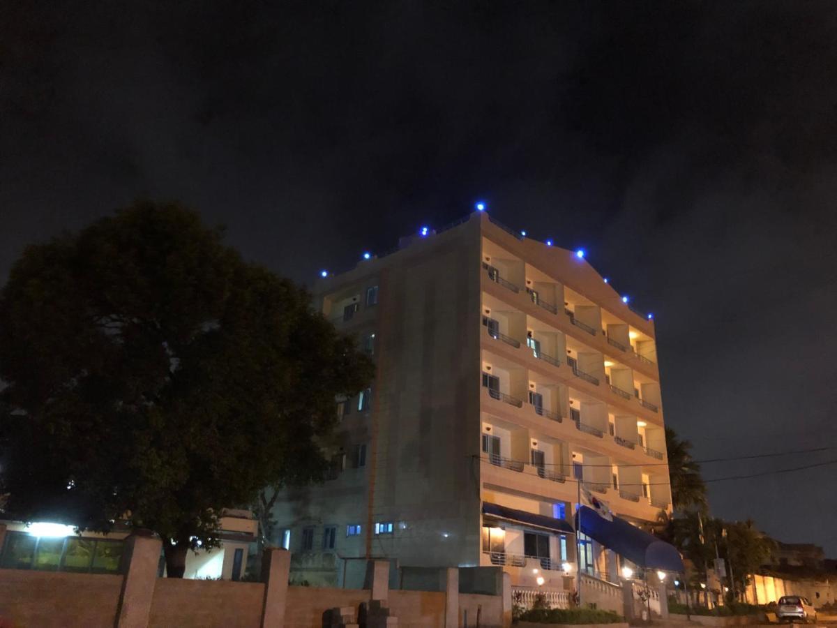 Maple Leaf Korean Hotel Achimota Exterior foto