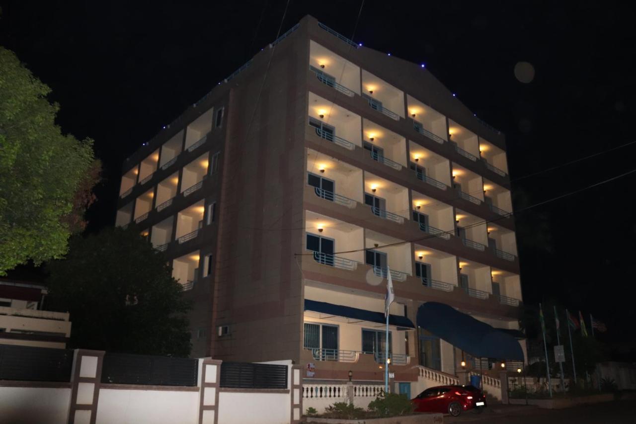 Maple Leaf Korean Hotel Achimota Exterior foto