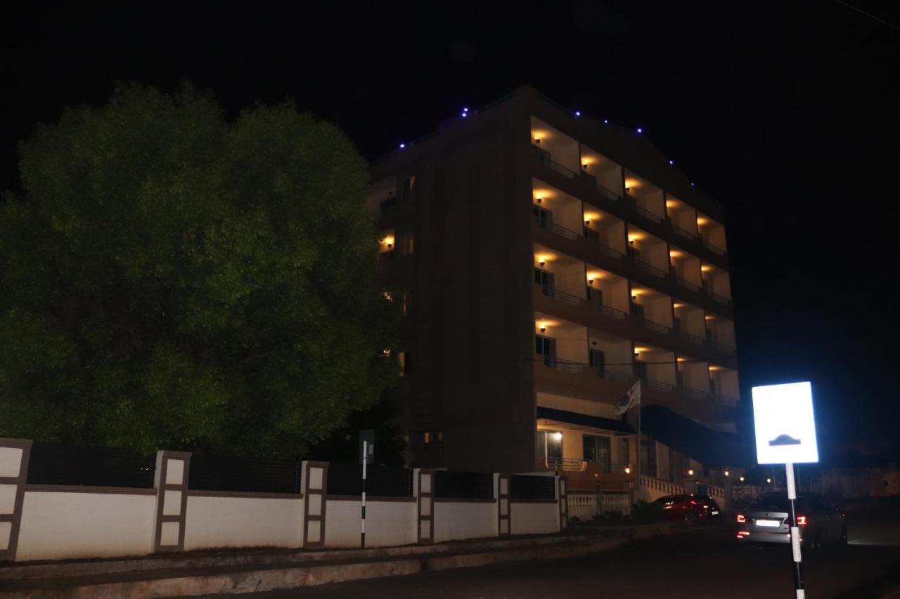Maple Leaf Korean Hotel Achimota Exterior foto